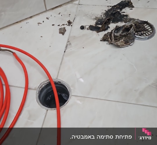 ניקוי צינור ביוב עם לכלוך וכלי עבודה